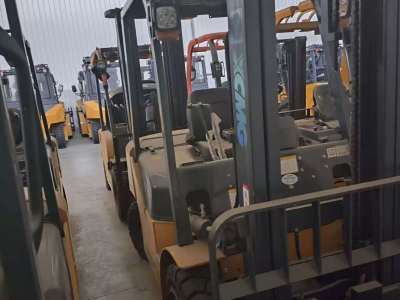 徐工XCB-L30電動平衡重叉車