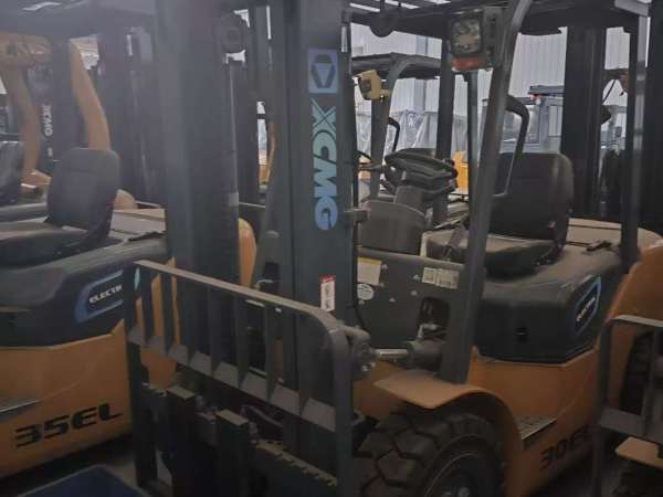 徐工XCB-L30電動平衡重叉車