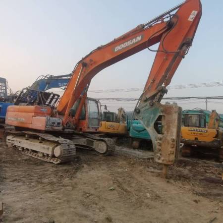 斗山DX300LC履带式挖掘机