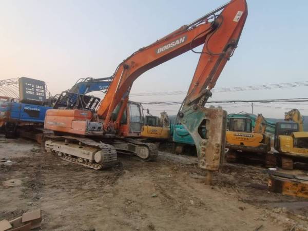 斗山DX300LC履帶式挖掘機(jī)