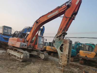 斗山DX300LC履帶式挖掘機