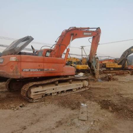 斗山DX300LC履带式挖掘机