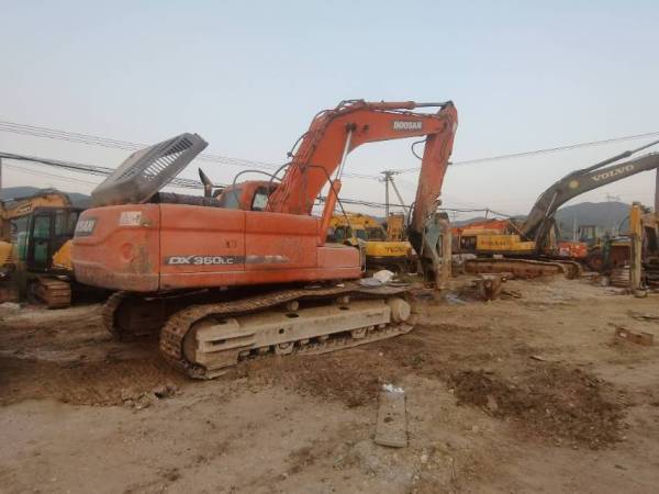 斗山DX300LC履帶式挖掘機(jī)