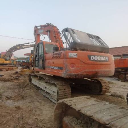 斗山DX300LC履带式挖掘机