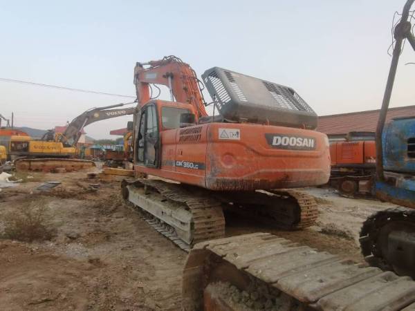 斗山DX300LC履帶式挖掘機(jī)