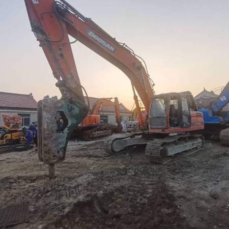 斗山DX300LC履带式挖掘机