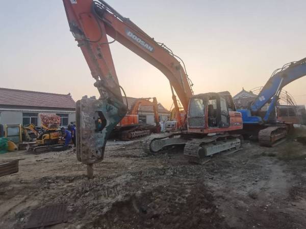 斗山DX300LC履帶式挖掘機(jī)