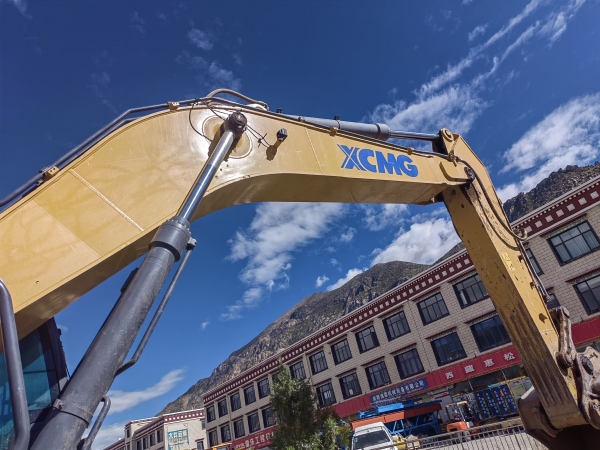 徐工XE370D履帶式挖掘機(jī)