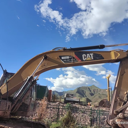 卡特彼勒323D2L履带式挖掘机