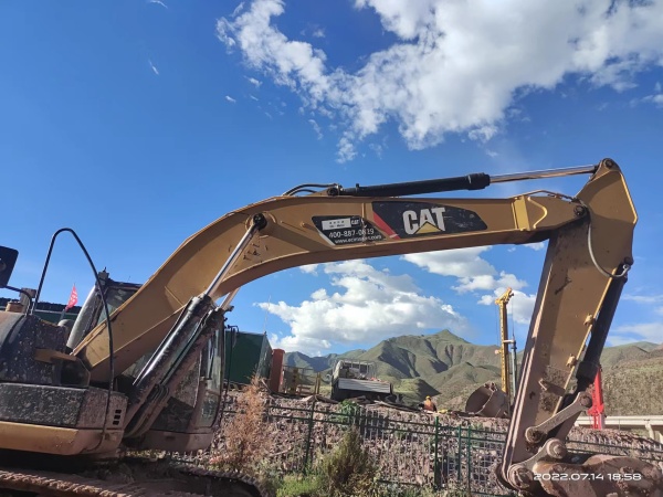 卡特彼勒323D2L履帶式挖掘機