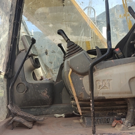 卡特彼勒323D2L履带式挖掘机