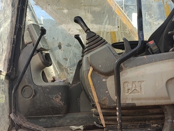 卡特彼勒323D2L履帶式挖掘機