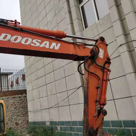 斗山DX80履带式挖掘机