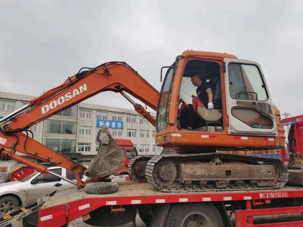 斗山DX80履帶式挖掘機(jī)