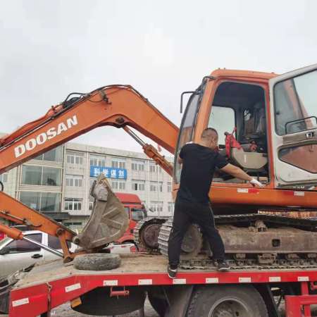 斗山DX80履带式挖掘机