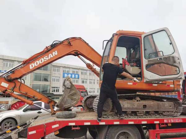 斗山DX80履帶式挖掘機(jī)