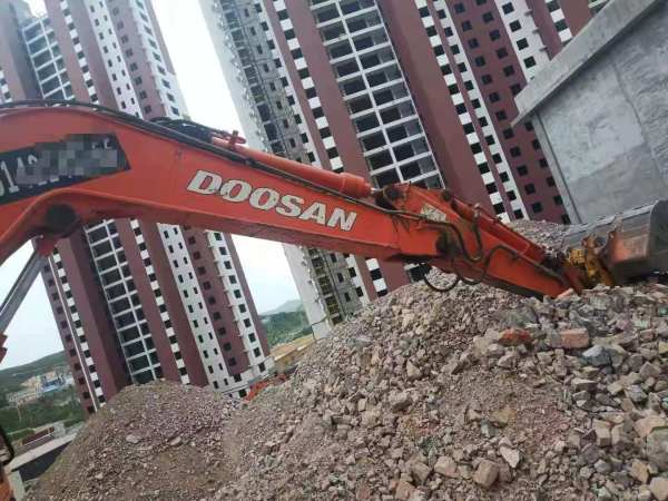 斗山DX80履帶式挖掘機(jī)