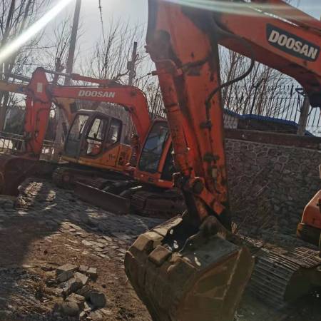 斗山DX80履带式挖掘机