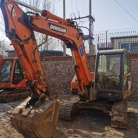 斗山DX80履带式挖掘机