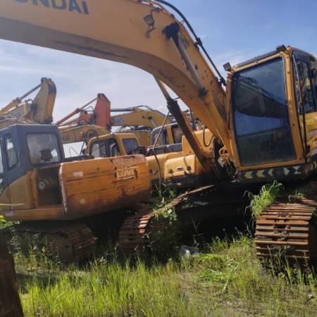 现代R225-7履带式挖掘机