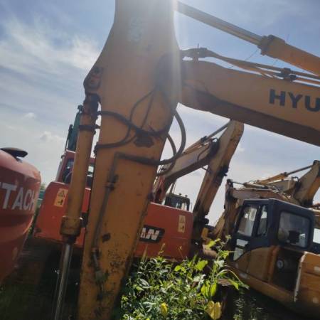 现代R225-7履带式挖掘机