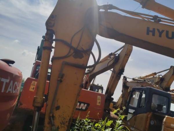 現(xiàn)代R225-7履帶式挖掘機