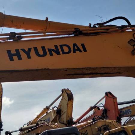 现代R225-7履带式挖掘机