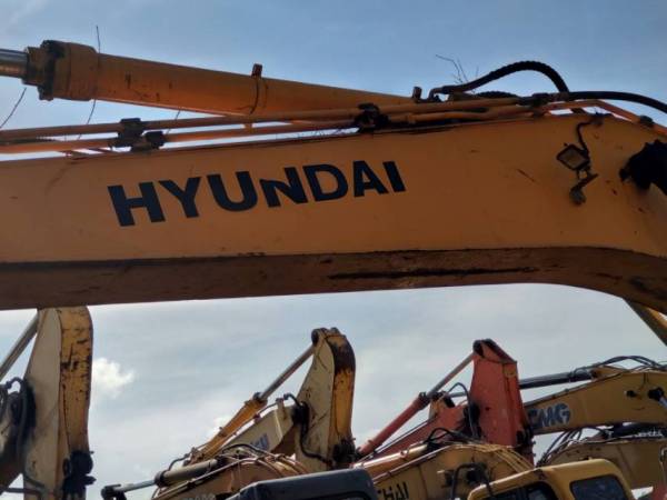 現(xiàn)代R225-7履帶式挖掘機