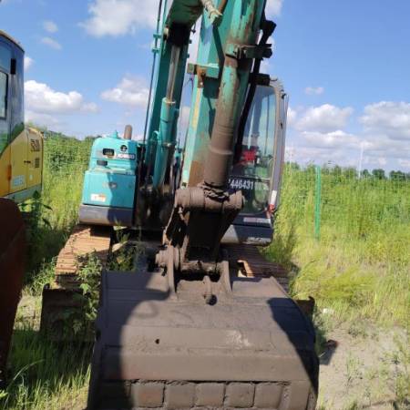 神钢SK75履带式挖掘机