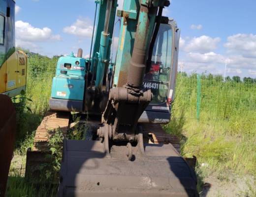 神钢SK75履带式挖掘机