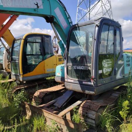 神钢SK75履带式挖掘机