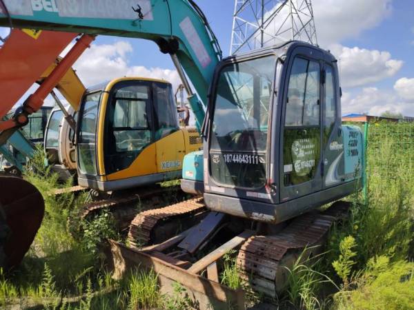 神鋼SK75履帶式挖掘機(jī)