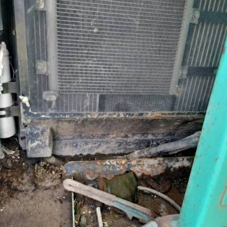 神钢SK75履带式挖掘机