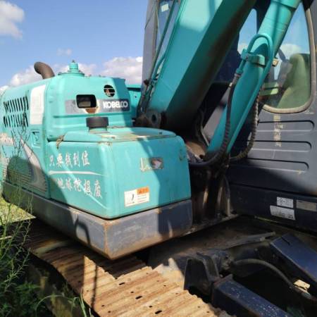 神钢SK75履带式挖掘机