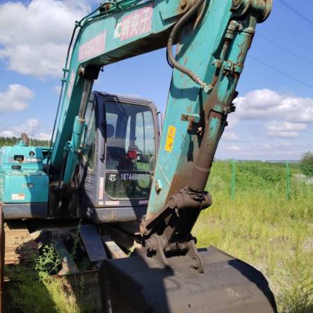 神钢SK75履带式挖掘机