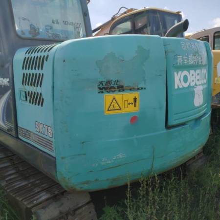 神钢SK75履带式挖掘机