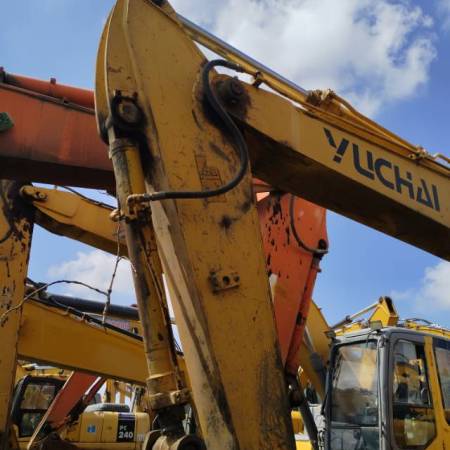 玉柴YC135-8履带式挖掘机