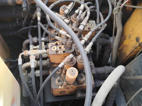 現(xiàn)代R110-7履帶式挖掘機