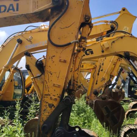 现代R110-7履带式挖掘机