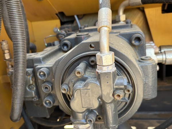 徐工XE225DK履帶式挖掘機