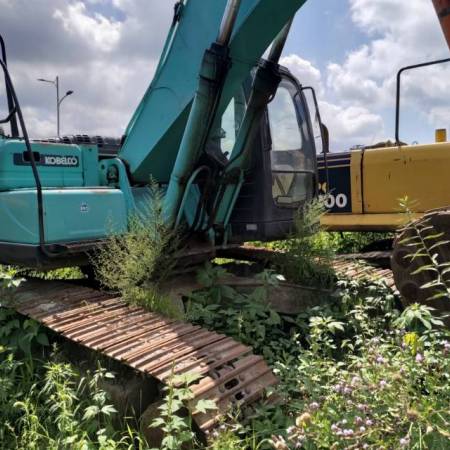 神钢SK260履带式挖掘机