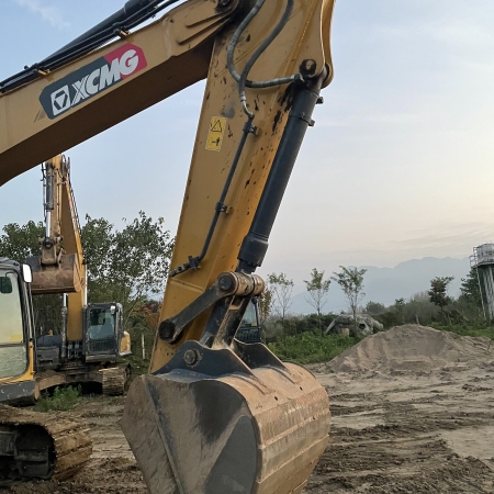 徐工XE240D履带式挖掘机