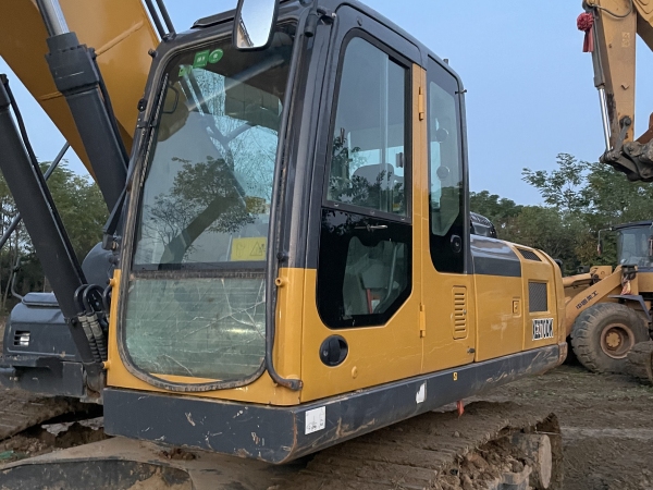 徐工XE240D履帶式挖掘機