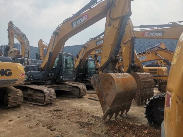 徐工XE270DK履帶式挖掘機