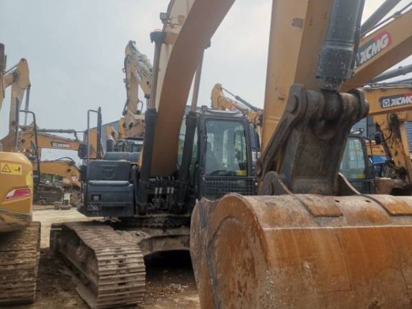 徐工XE270DK履帶式挖掘機