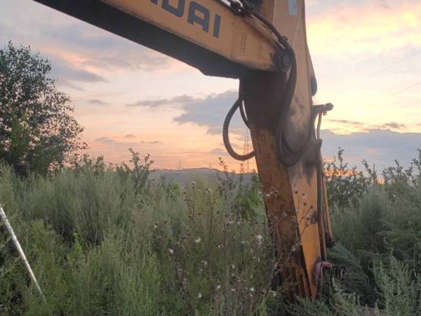 現(xiàn)代R215-7履帶式挖掘機(jī)