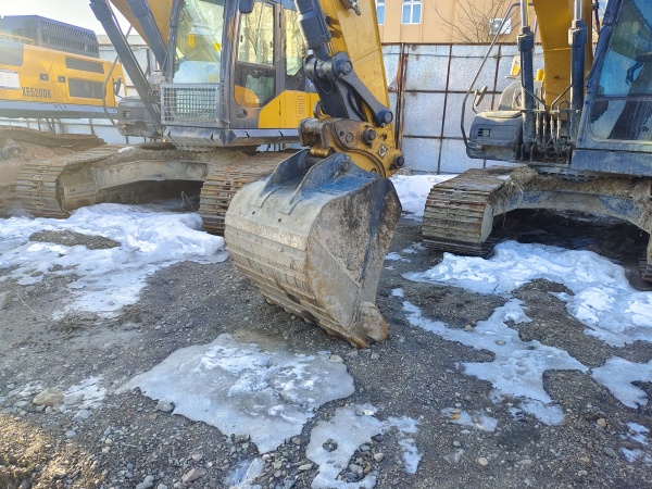 徐工XE245DK履帶式挖掘機(jī)