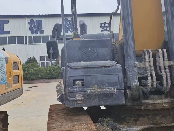 徐工XE270DK履帶式挖掘機