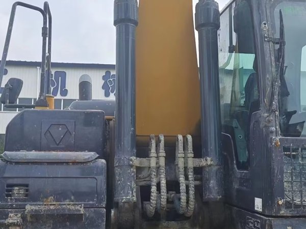 徐工XE270DK履帶式挖掘機