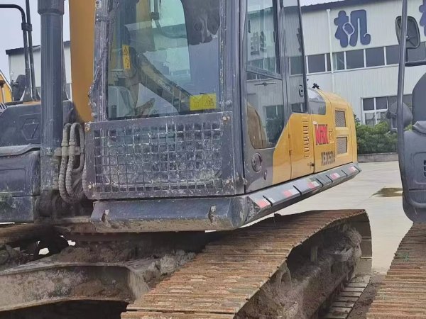 徐工XE270DK履帶式挖掘機